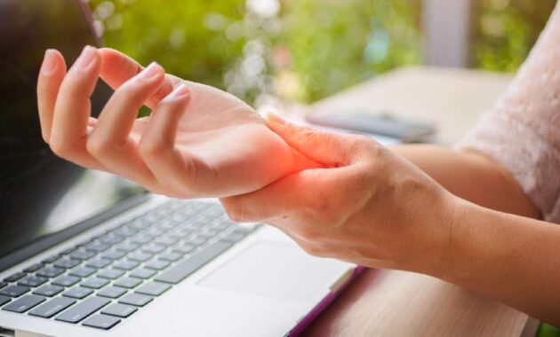 Nerve damage in hand: Symptoms and treatment