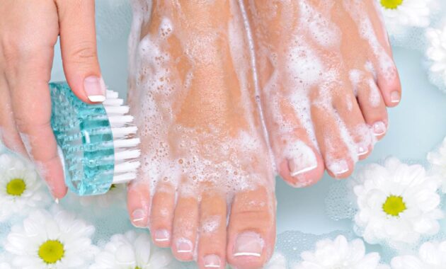 How to remove dead skin from feet: Scrubs and soaks to use